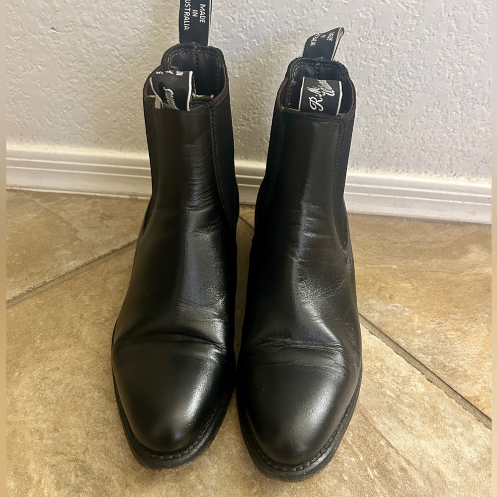 R.M. Williams Black Leather Yearling Chelsea Boot with Branded Pull Tabs Sz 8